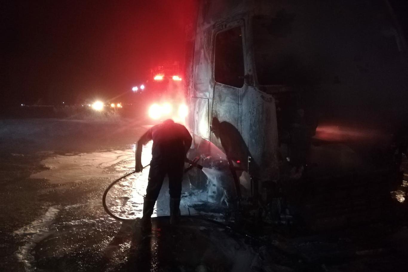 Motoru alev alan TIR demir yığınına döndü